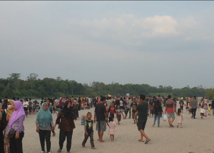 Surut, Pantai Sungai Komering Diserbu Ribuan Orang