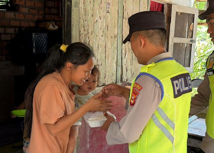 Polsek Madang Suku II OKU Timur Bagikan Makanan Siap Saji untuk Warga