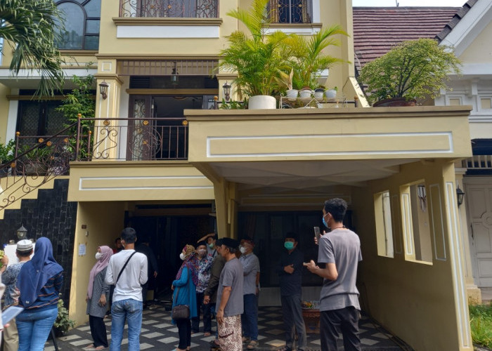 Pelayat Berdatangan ke Rumah Duka Azyumardi Azra di Tangerang Selatan