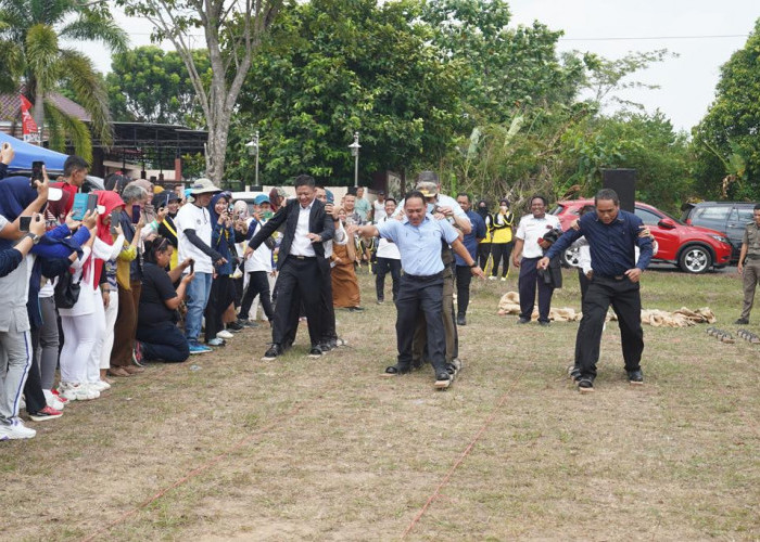 Kanan Kiri Kanan Kiri, Teriak Bupati Enos ikut lomba Bakiak Bareng Pegawai