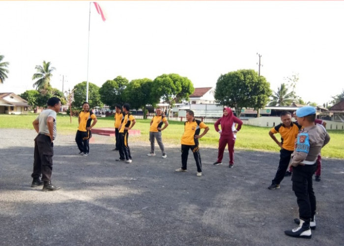 Jaga Kebugaran Tubuh Anggota Polsek Martapura Senam Bersama 