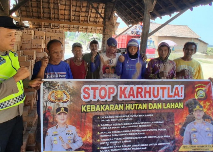 Tekan Risiko Bencana Asap, Polsek Belitang I Pasang Spanduk dan Sebar Maklumat Karhutla di Tiga Desa