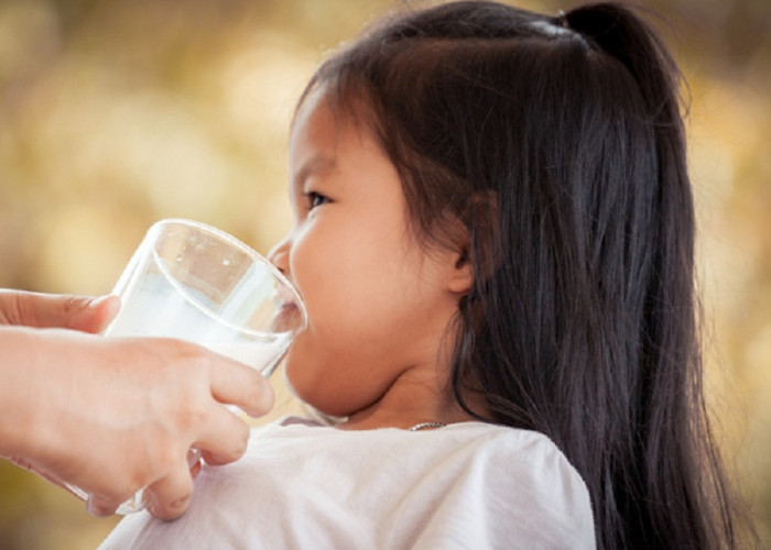 Ini Tips Agar Anak Menyukai Minum Air Putih, Nomor 6 Ampuh Banget