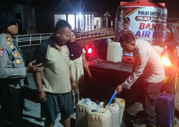 Kemarau Panjang, Polsek Buay Madang Timur Salurkan Ribuan Liter Air Bersih ke Warga