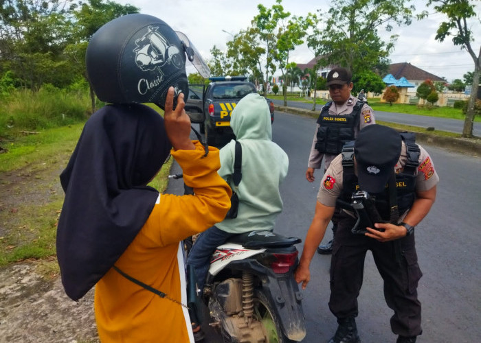 Anggota Polsek Martapura Bantu Pengendara Motor Alami Kerusakan 