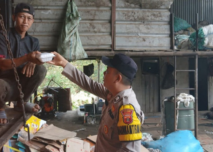 Aksi Sosial Berbagi, Polsek Madang Suku I Salurkan Paket Makanan untuk Warga OKU Timur