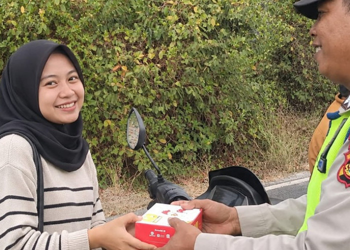 Wujud Kepedulian Sosial, Personel Polsek Cempaka OKU Timur Bagikan Paket Makanan di Harisan Jaya