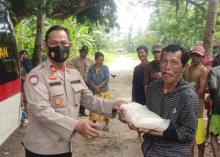 Binmas  Polres OKU Timur Bagikan 300 Bansos 