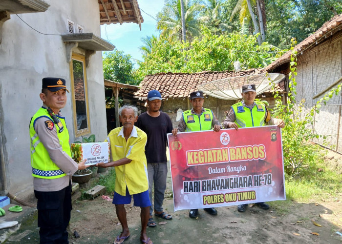 Rangkaian HUT Bhayangkara, Kapolsek BP Peliung IPTU Wilson Bagikan Bantuan Sembako Untuk Warga Lansia 