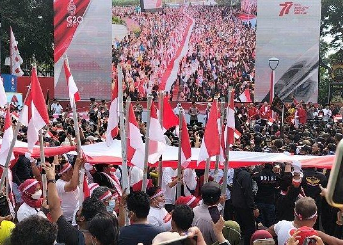 Polri Sukses Gelar Kirab Merah Putih, Bendera Sepanjang 1,7 Km Dibentangkan