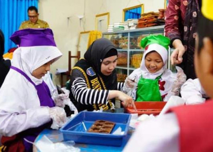 dr Sheila Kompak Buat Cokelat Bareng Anak SD