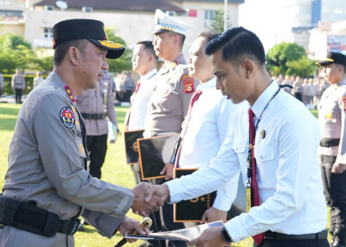 Kapolda Sumsel Beri Penghargaan ke 48 Personel Berprestasi, Ada yang Diundi Berangkat Umrah