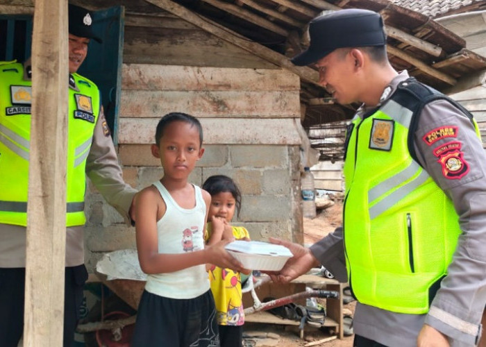 Polsek Semendawai Suku III OKU Timur Bagikan Bantuan Makanan ke Warga