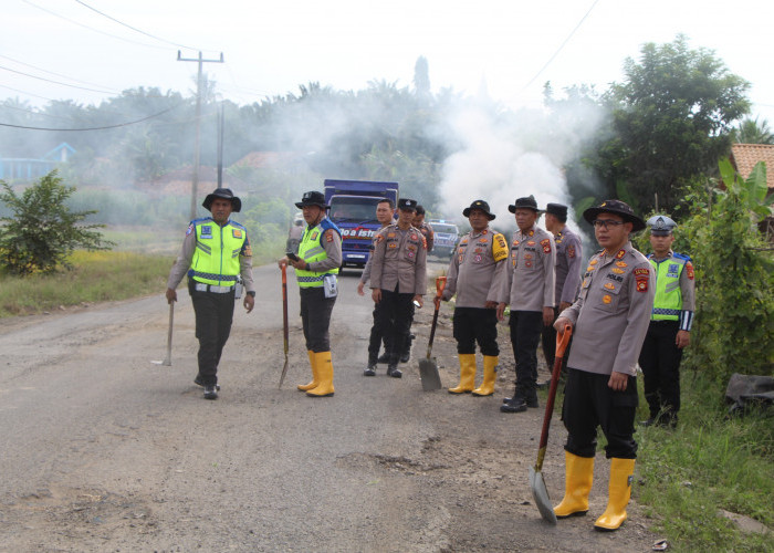 Kapolres AKBP Adik Gotong Royong Tambal Jalan Rusak, Wujudkan OKU Timur Asri