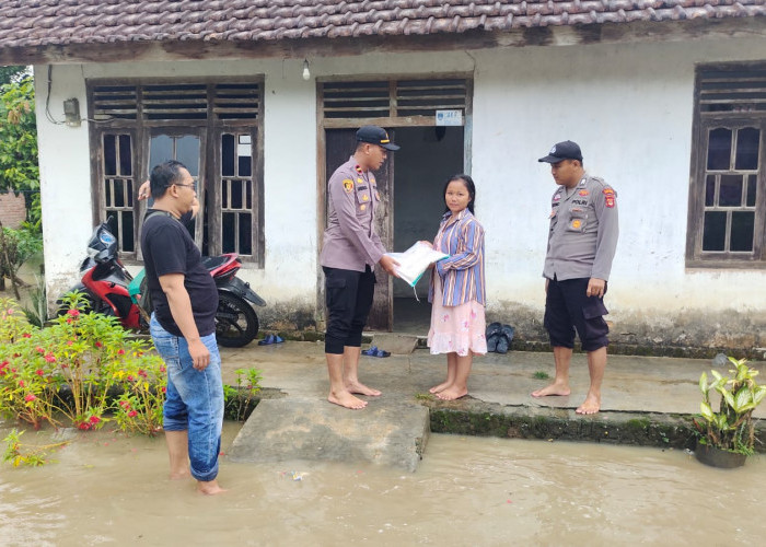 Kapolsek Semendawai Suku III Salurkan Bantuan Sembako Pada Korban Banjir 