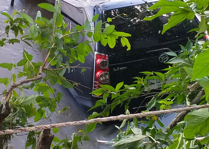 Mobil Xenia Hitam Nyemplung di Sungai Komering, 10 Penumpang Warga OKU Selamat