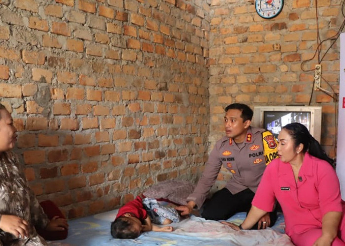 Bhayangkari Peduli, Ketua Bhayangkari OKU Timur Salurkan Bantuan Sembako di Martapura