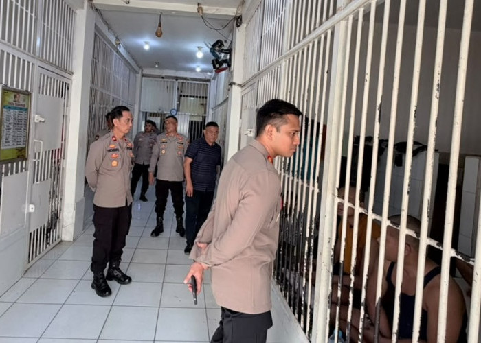 Pastikan Pengawasan Sesuai SOP, Kapolres OKU Timur Cek Kondisi Rutan dan Tahanan