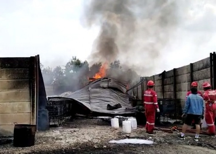 Gudang Minyak Ilegal Terbakar, Warga Sebut Api Tak Kunjung Padam