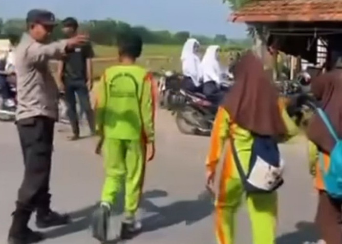 Polsek BP Peliung OKU Timur Bantu Menyeberang Anak Sekolah dan Bagikan Makanan