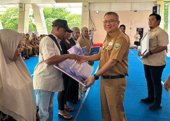 Pemda OKUT Gelar Pembinaan Penyelenggaraan Pemdes Hingga Penyerahan Seragam Linmas Kades