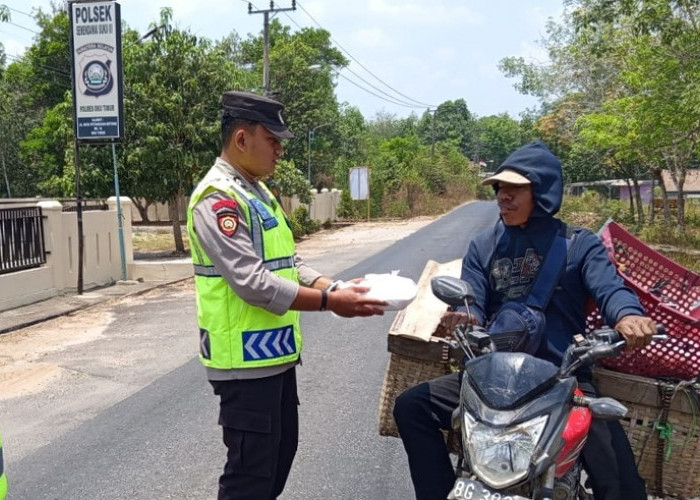 Perkuat Kepedulian Sosial, Personel Polsek Semendawai Suku III OKU Timur Bagikan Paket Makanan ke Warga