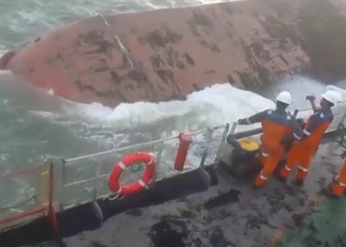 BREAKING NEWS: Diduga Akibat Cuaca Buruk, Kapal ARK Shiloh Tenggelam di Perairan Sungsang Banyuasin