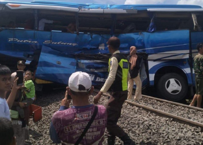  Tragedi Mobil Bus Putra Sulung Disambar Ular Besi Merenggut Nyawa Satu Penumpang