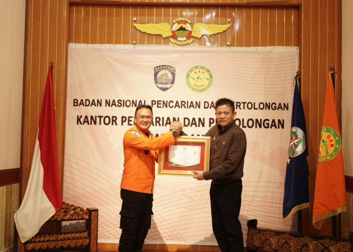 Dukung Program Basarnas, Bupati Enos Dianugerahi SAR Award