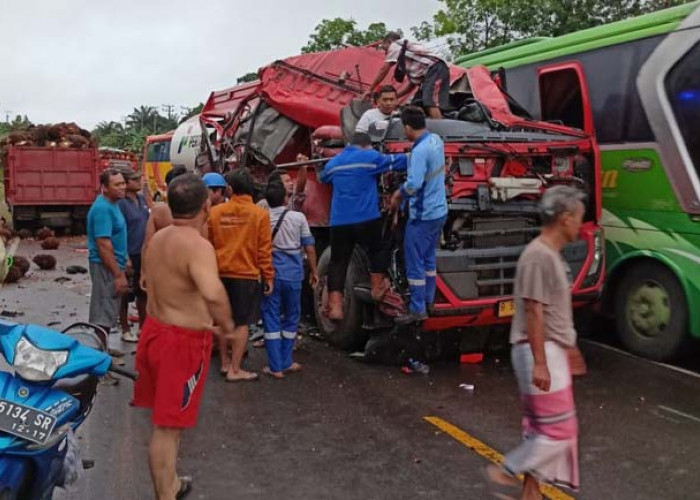 Tangki Pertamina Vs Truk Sawit, Jalintim Palembang-Jambi Tersendat