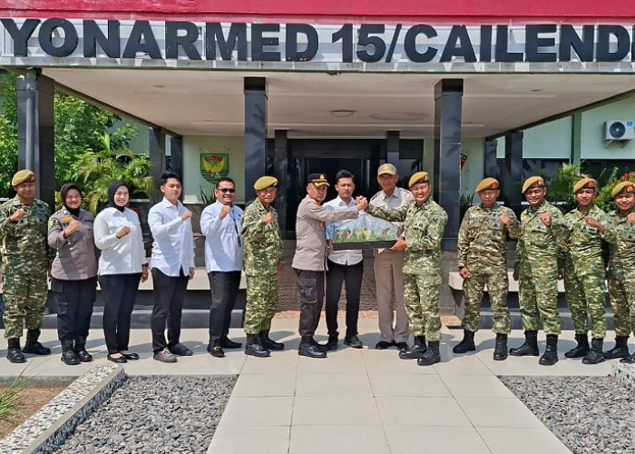 Peringati HUT TNI Ke-81, Kabag Logistik dan Kasat Resnarkoba Polres OKU Timur Beri Kejutan di Yon Armed 15/105
