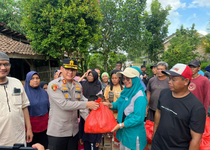 Kolaborasi Polres OKUT dan Pesantren Bagikan Ribuan Porsi Nasi Hingga Roti dan Air Mineral untuk Korban Banjir