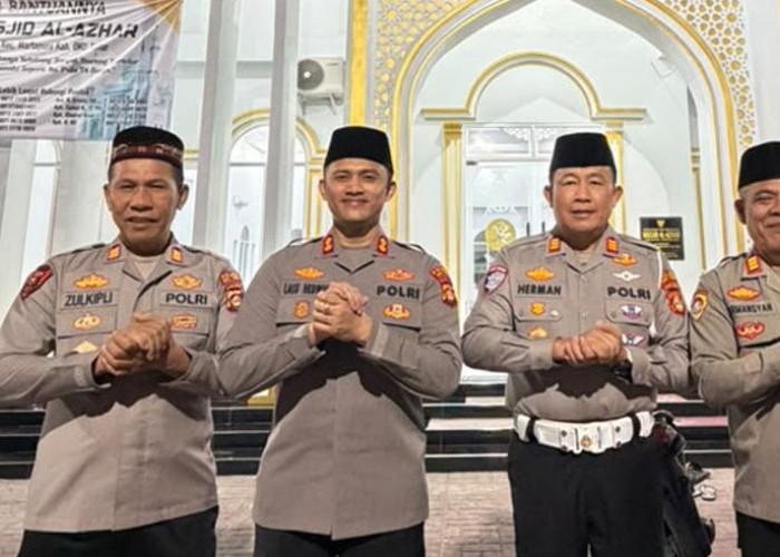 Gelorakan Pendekatan Religius, Kapolres OKU Timur AKBP Lalu Hedwin Salat Subuh Keliling Bersama Warga Cidawang