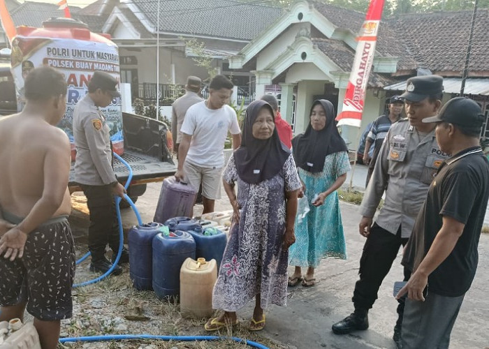 Dampak Kemarau, Polsek Buay Madang Timur Salurkan Bantuan Air Bersih ke Warga
