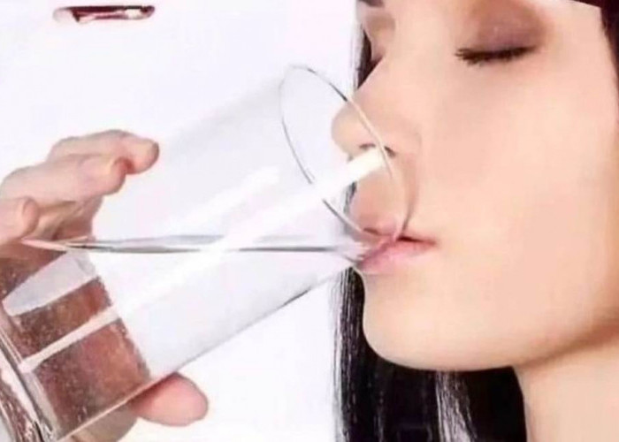 Jangan Lewatkan Minum Air Putih Hangat di Pagi Hari! Rasakan 5 Manfaatnya