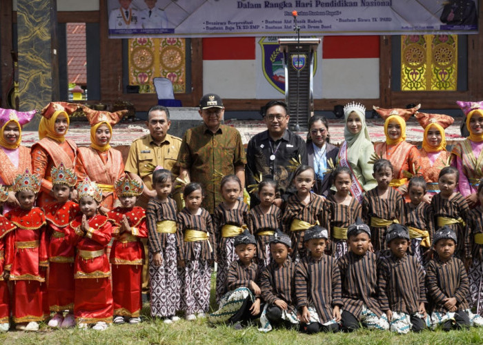 Launching Program Disdikbud 2025 Meriah, Diapresiasi Bupati Enos Hingga Menteri