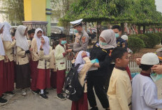 Antisipasi Debu dan Asap Karhutla, Polres OKU Timur Bagikan Masker ke Siswa SD