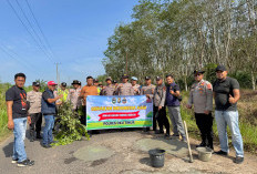 Polsek Belitang III Gelar Belida, Perbaiki Jalan Rusak Hingga Bersih Pasar