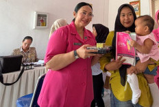 Ketua Bhayangkari OKU Timur Tinjau Ibu Bersalin dan Salurkan Bantuan Vitamin di Posyandu