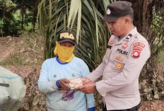 Personel Polsek Buay Madang Bagikan Makanan di Desa Way Halom