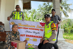 Sambut HUT Bhayangkara, Polsek Belitang III Bagikan Sembako Untuk Warga Kurang Mampu