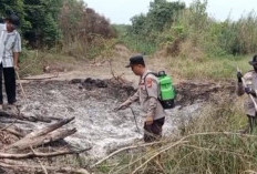 Tekan Dampak Karhutla, Polsek Madang Suku II Patroli Dialogis dan Padamkan Semak Belukar di Banding Agung