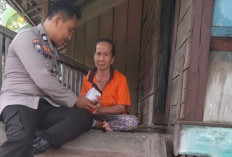 Polsek Cempaka OKU Timur Bagikan Paket Makanan untuk Warga Menanga Tengah