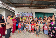 Satlantas Polres OKU Timur Datangkan Badut Zebra, Anak Korban Banjir Riang Gembira 