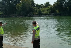 Pantau Titik Hotspot Satelit di Semendawai Barat, Petugas Polsek Cempaka Terhalang Sungai