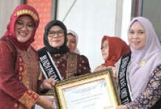 Bunda PAUD OKU Timur dr. Sheila Terima Penghargaan dari Kemendikdasmen