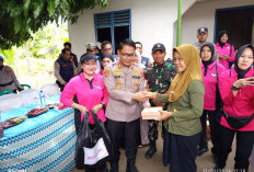 Kapolres OKUT AKBP Adik Bersama Ketua Bhayangkari Ingrid Kompak Tinjau Hingga Beri Bantuan Korban Banjir