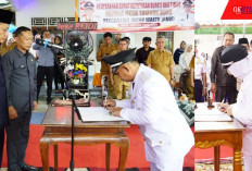 Bupati OKU Timur Lantik Lulu Farah Laura dan Suja'i Sebagai Kepala Desa Antar Waktu