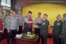 Perkuat Sinergitas, Kasat Samapta dan Kasikum Polres OKU Timur Beri Kejutan HUT TNI Ke-81 di Batalyon TP