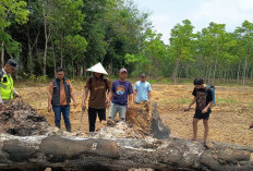 Polsek Belitang III OKU Timur Padamkan Kebakaran Lahan Sampah Karet dari Pantauan Aplikasi Stop Karhutla